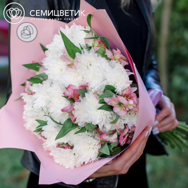 Букет из 5 белых кустовых хризантем и 10 розовых альстромерий