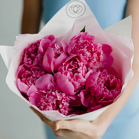Букет из 7 ярко-розовых пионов Standart Plus в белой пленке