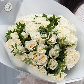 Букет из 51 белой розы 35-40 см (Россия) с фисташкой в прозрачной пленке