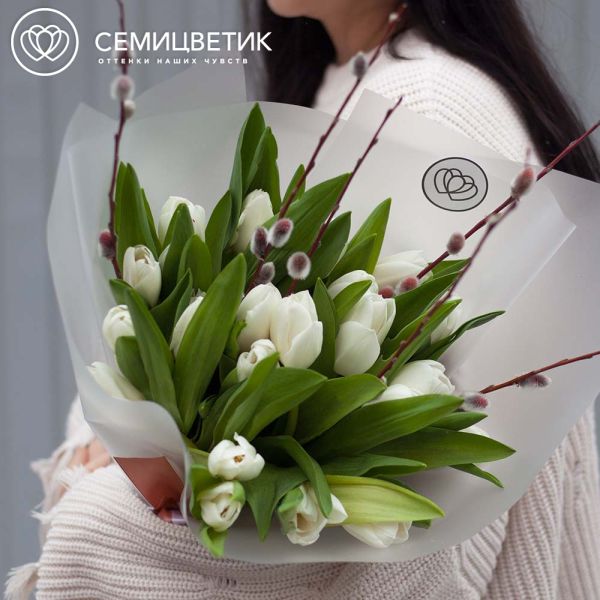 Букет из 25 белых тюльпанов с веточками вербы