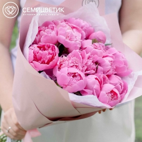 Букет из 15 ярко-розовых пионов Standart в розовой пленке