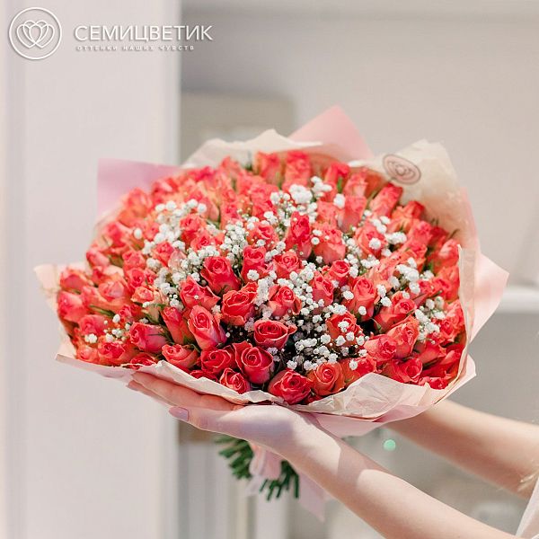 Букет из 101 розовой кенийской розы Standart и гипсофилы