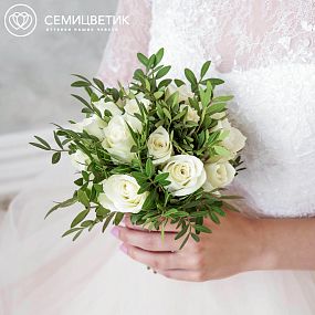 Свадебный букет невесты    из кенийской розы и зелени